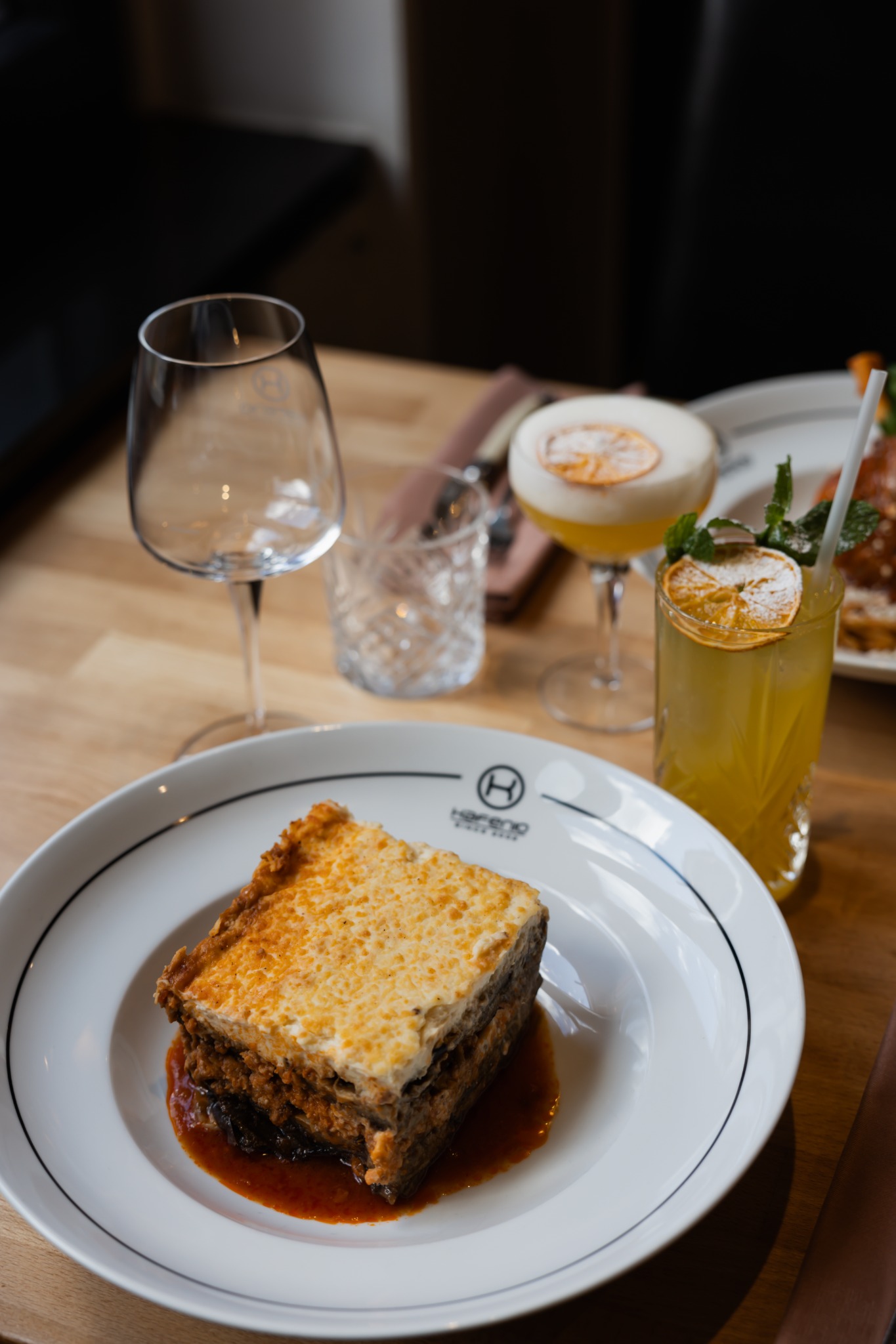 Moussaka maison servie à table au restaurant KAFENIO à Bruxelles.