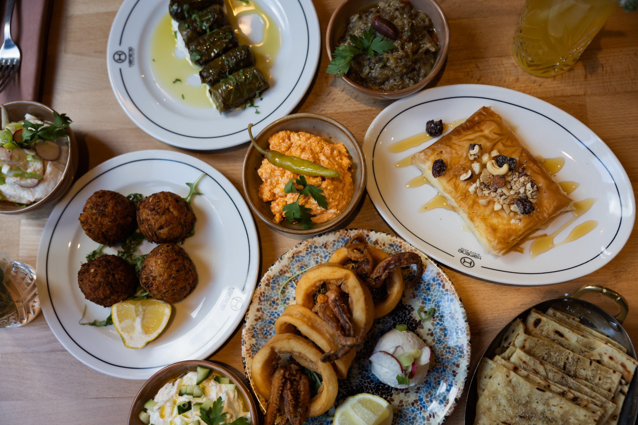 Assortiment de mezzés grecs à partager au restaurant KAFENIO à Bruxelles