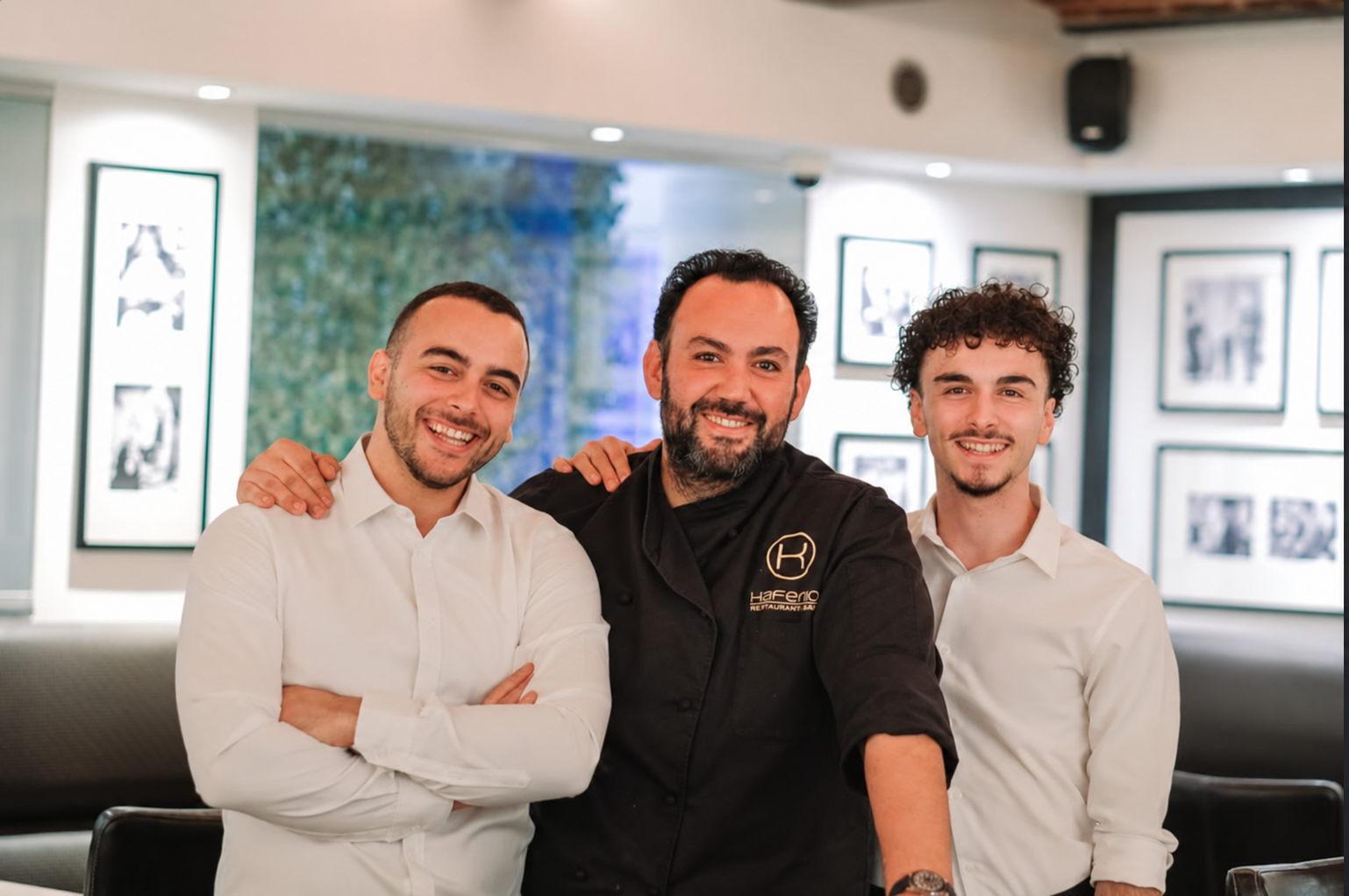 Maris, Maris et Efstathios réunis au KAFENIO, restaurant grec familial à Bruxelles.